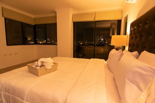 Elegant entire floor with amazing city view!