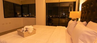 Elegant entire floor with amazing city view!