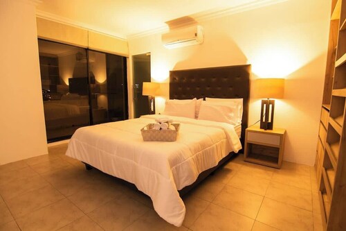 Elegant entire floor with amazing city view!