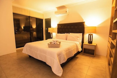 Elegant entire floor with amazing city view!