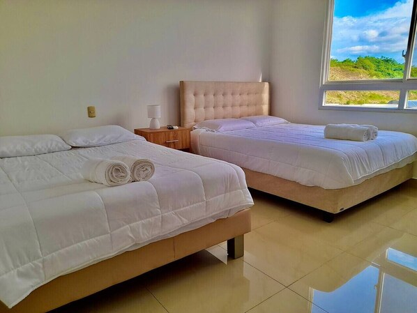 Skrivebord, strykejern/-brett, reiseseng for barn og wi-fi