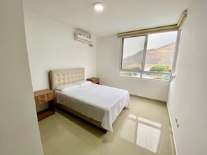 2 bedrooms, desk, iron/ironing board, travel cot - Hermoso y Amplio Dept. con Parking @ Ceibos Point (Guayaquil)