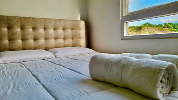 Escritorio, tabla de planchar con plancha, cuna de viaje y wifi