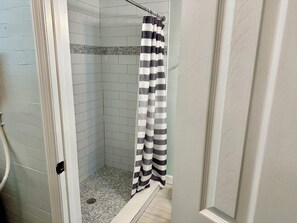 Chuveiro, secador de cabelo, toalhas de banho, sabonete