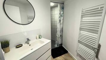 SĂšche-cheveux, serviettes fournies, papier toilette