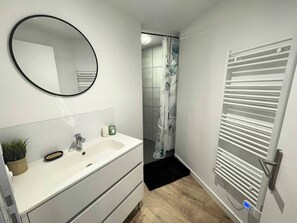 Een haardroger, handdoeken, toiletpapier