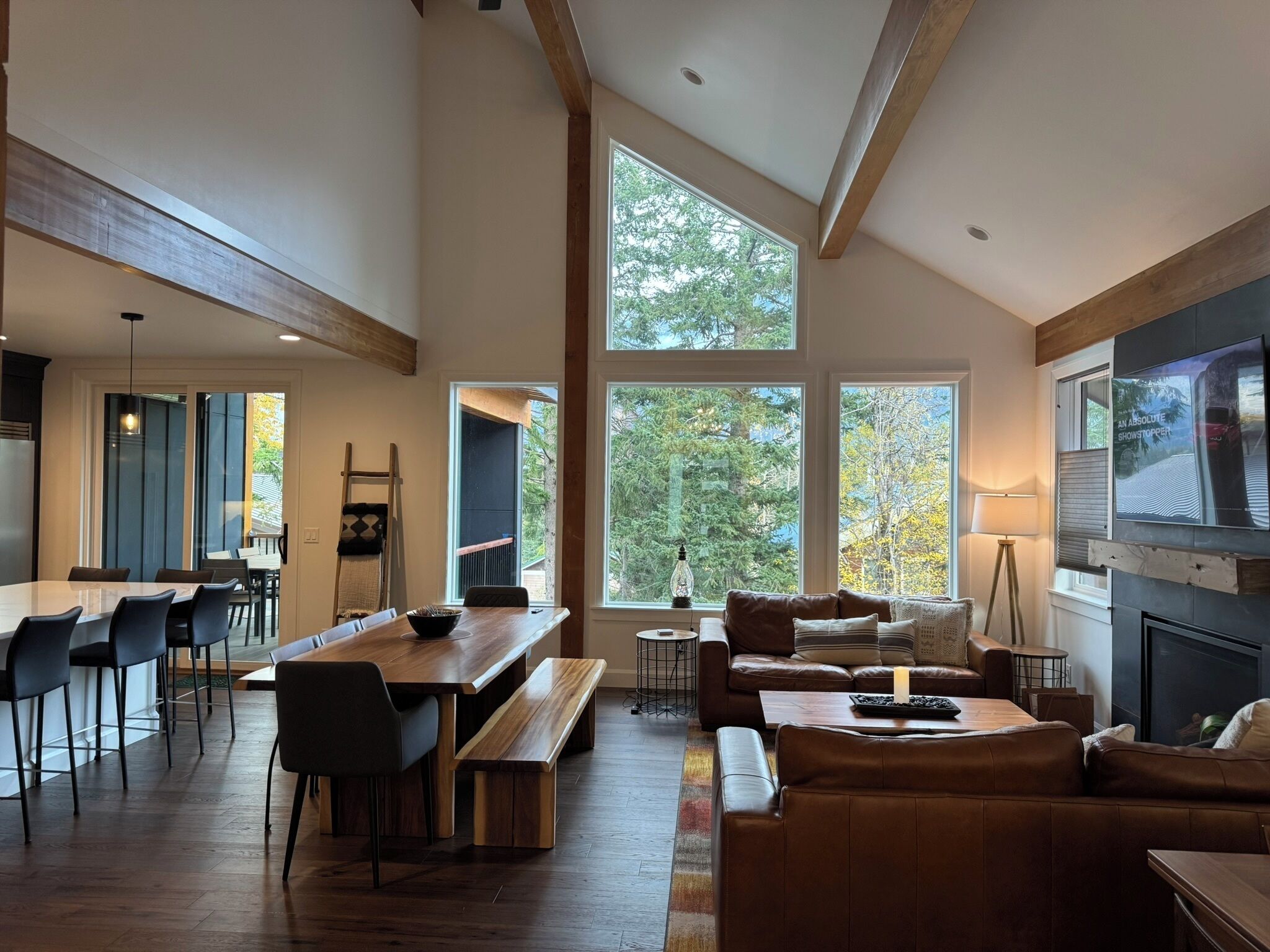 Smart-tv, een open haard en een computerscherm