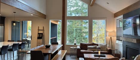 Smart TV, chimenea, monitor de computadora