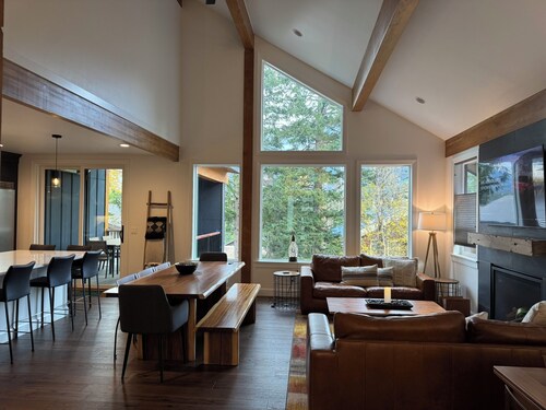 New custom cabin with attached condo at Snoqualmie Pass - sleeps 21