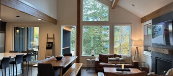 New custom cabin with attached condo at Snoqualmie Pass - sleeps 21