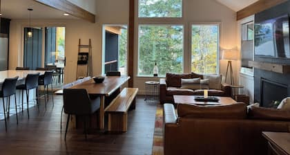 New custom cabin with attached condo at Snoqualmie Pass - sleeps 21