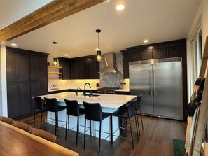 Fridge, microwave, oven, stovetop - New custom cabin with attached condo at Snoqualmie Pass - sleeps 21 (Snoqualmie Pass)