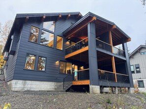 Exterior - New custom cabin with attached condo at Snoqualmie Pass - sleeps 21 (Snoqualmie Pass)