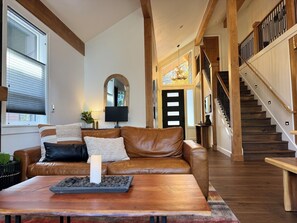 Smart TV, fireplace, computer monitors - New custom cabin with attached condo at Snoqualmie Pass - sleeps 21 (Snoqualmie Pass)