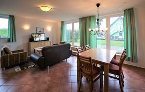 TV, fireplace - Amazing home in Röbel with house a panoramic view (Röbel)