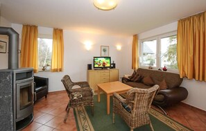 TV, fireplace - Amazing home in Röbel with house a panoramic view (Röbel)