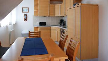 Kühlschrank, Mikrowelle, Herdplatte, Geschirrspüler