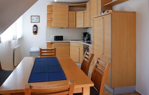 Réfrigérateur, plaque de cuisson, lave-vaisselle, cafetière/bouilloire