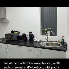 KĂŒhlschrank, Mikrowelle, Herdplatte, Wasserkocher mit Kaffee-/Teezubehör