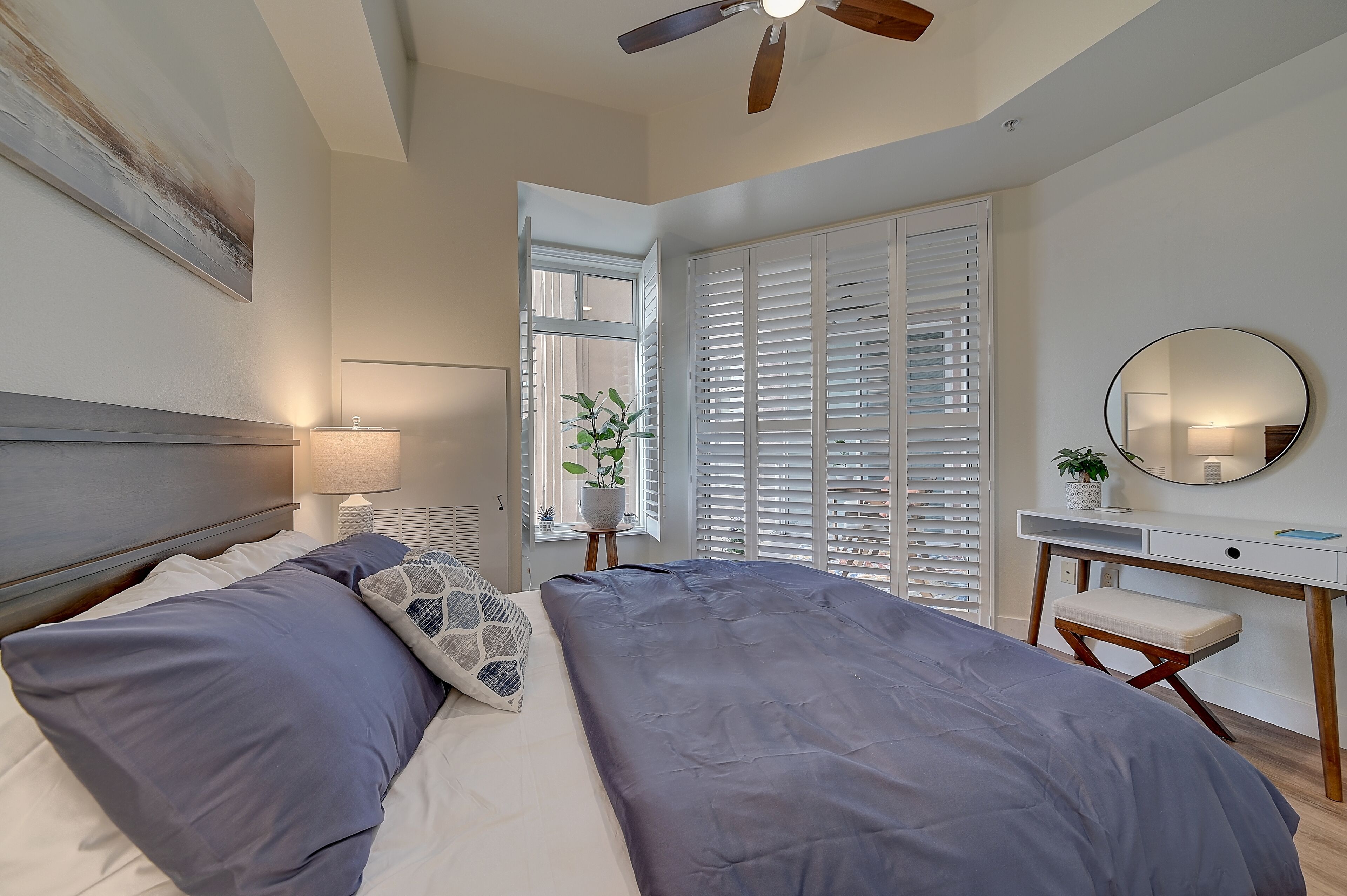 Escriptori, planxa i posts de planxar, wifi gratuïta i roba de llit 