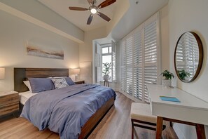 Desk, iron/ironing board, free WiFi, bed sheets - Ocean View Suite by Convention Ctr & Beach with Free Parking (Long Beach)