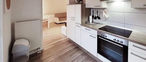 ثلاجة، موقد طهي مسطح، غسالة أطباق، ماكينة لصنع القهوة/الشاي