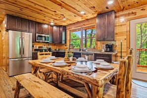 Casa luxo, piscina particular, vista para a montanha | Cozinha privada | Geladeira grande, micro-ondas, fogão, cooktop