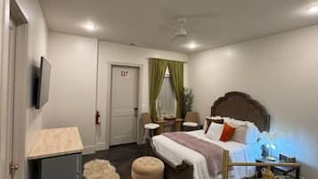 2 間睡房、書桌、熨斗/熨衫板、可攜式嬰兒床