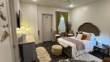 2 habitaciones, escritorio y tabla de planchar con plancha