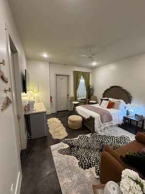 2 habitaciones, escritorio y tabla de planchar con plancha 