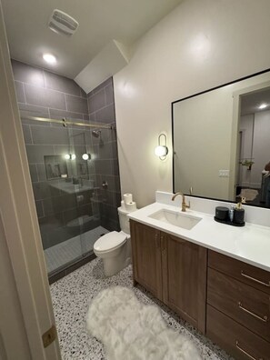 Secadora de cabello, toallas, jabón, papel de baño 