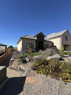 Exterior - Cozy 2 bed, 2 bath retreat close to Zion. (Hurricane)
