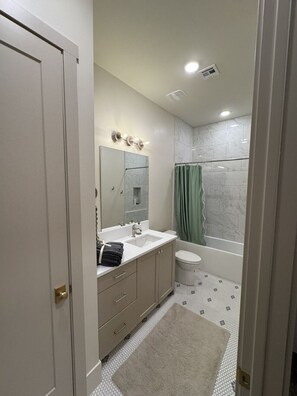 Secadora de cabello, toallas, jabón, papel de baño 