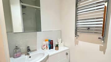 Regadera, secadora de cabello, toallas, jabón