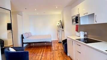 Tabla de planchar con plancha, internet y ropa de cama