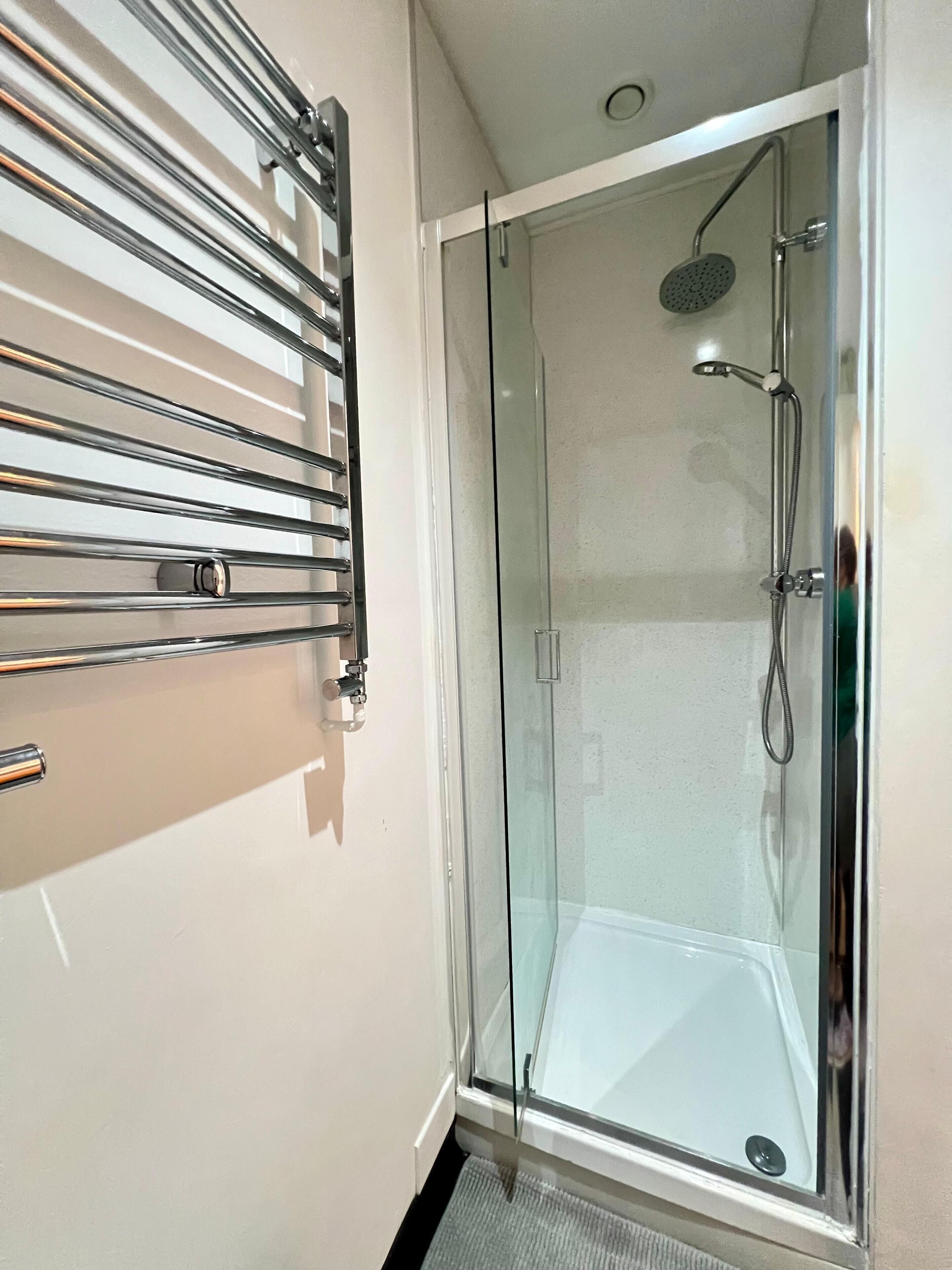 淋浴设施、吹风机、毛巾、肥皂