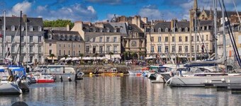 Industrial apartment with billiard table in Vannes city center