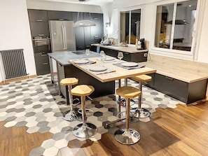 Micro-ondes, four, plaque de cuisson, lave-vaisselle