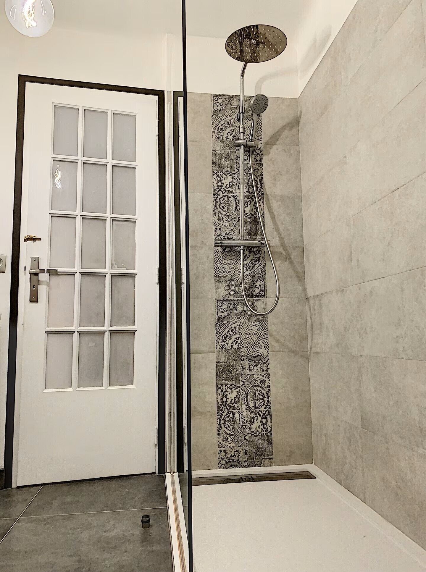 Douche, serviettes fournies, savon, papier toilette