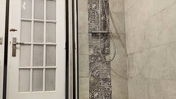 Douche, serviettes fournies, savon, papier toilette