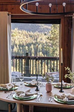 Dining - The Colusade 5BR-View-Game Room-Hot Tub-EV Charger (Big Bear Lake)