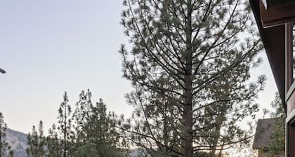 The Colusade 5 Bedroom A-Frame-Panoramic View-Game Room-HotTub