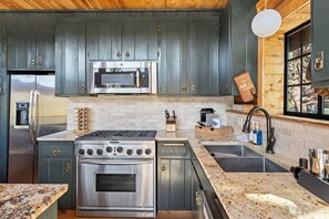 Refrigerador, microondas, horno y parrilla de estufa 