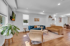 TV - Spacious 3BR Modern DC Home Near 3 Metro Stations (Washington)