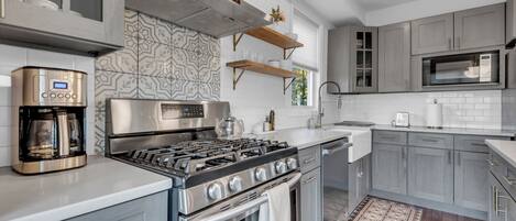 電子レンジ、オーブン、コンロ、食器洗い機