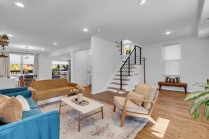TV - Spacious 3BR Modern DC Home Near 3 Metro Stations (Washington)