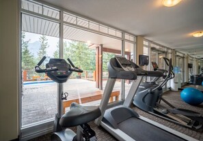 Ein Fitnessraum mit Laufbändern, einem Ergometer und Trainingsbällen.