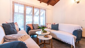 Ein gemütliches Wohnzimmer mit einer Couch, einem zusätzlichen Sofa und einem Couchtisch.