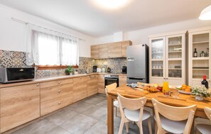 ثلاجة، فرن، موقد طهي مسطح، ماكينة لصنع القهوة/الشاي