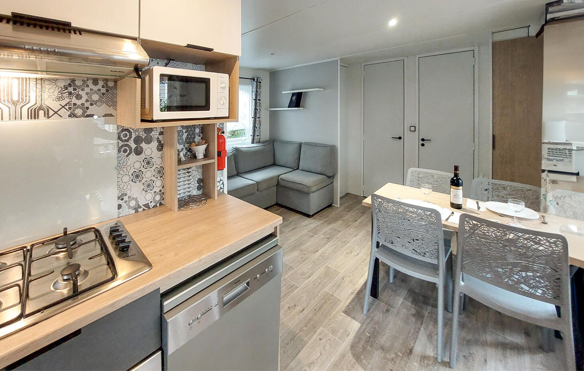 Kjøleskap, ovn, kokeplater og oppvaskmaskin